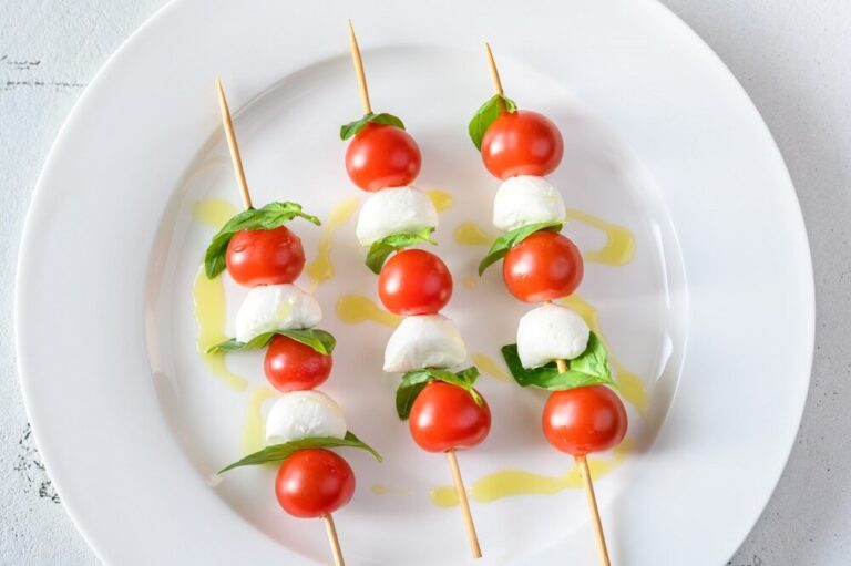 Koreczki Z Mozzarell I Pomidorami Szybki Przepis koreczki-z-mozzarell-i-pomidorami-szybki-przepis